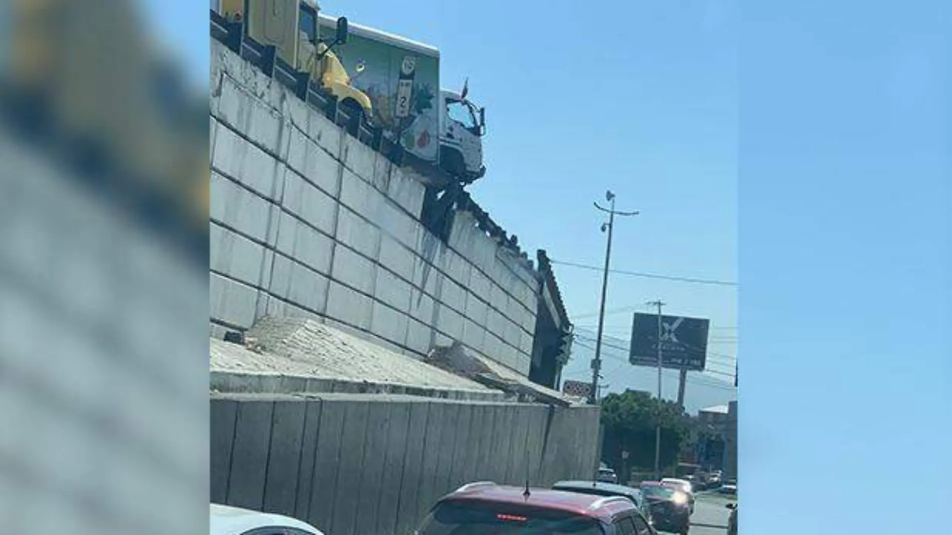 Camión a punto de caer